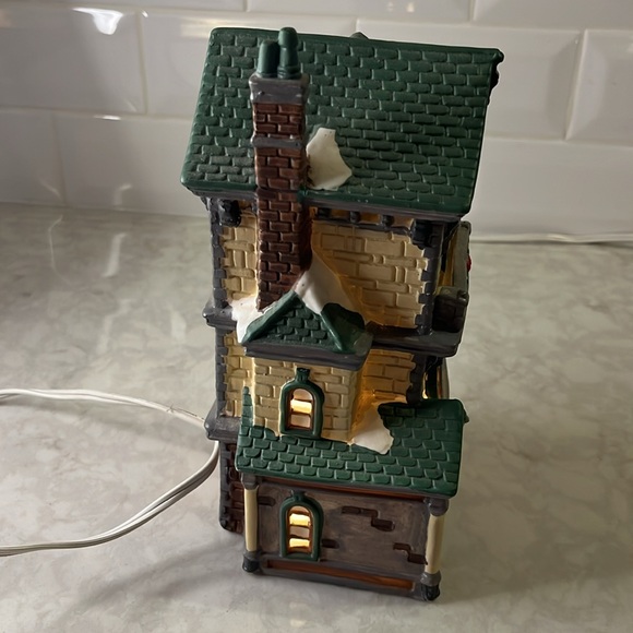 Dickens Collectables 1994 Porcelain Lighted Antiques Shop. 8.5” tall 4” wide - Picture 4 of 5